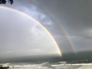Vistas del mar Cantábrico con arcoíris desde el refugio frente a la costa asturiana