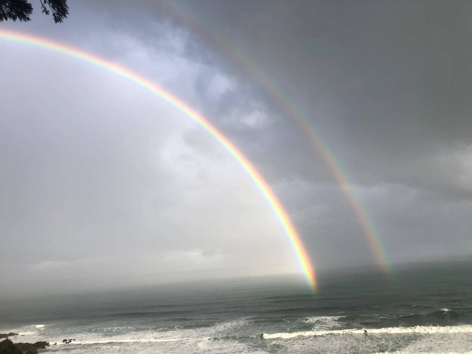 Vistas del mar Cantábrico con arcoíris desde el refugio frente a la costa asturiana