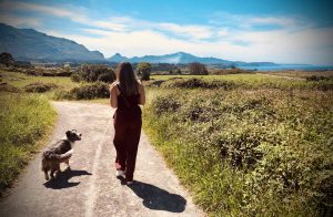 Huésped paseando por el sendero privado que conecta la casa directamente con la arena de la playa