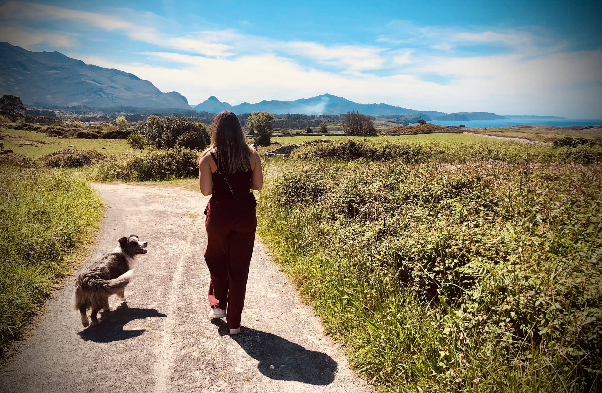 Huésped paseando por el sendero privado que conecta la casa directamente con la arena de la playa