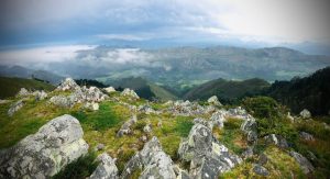 Paisaje de la Sierra del Sueve con nubes bajas visto desde la ubicación privilegiada de la casa