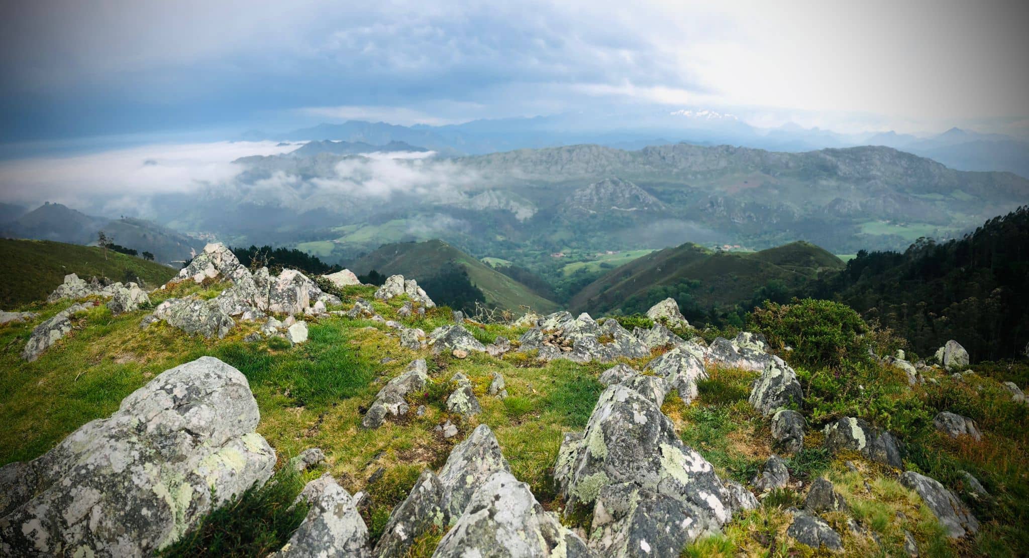 Paisaje de la Sierra del Sueve con nubes bajas visto desde la ubicación privilegiada de la casa